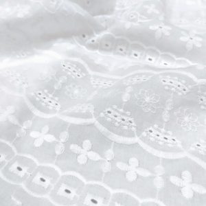 Tela de batista bordada y perforada en algodón blanco, vista general del diseño floral calado