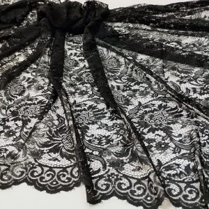 Tela de encaje tipo chantilly color negro con blonda, ideal para mantillas