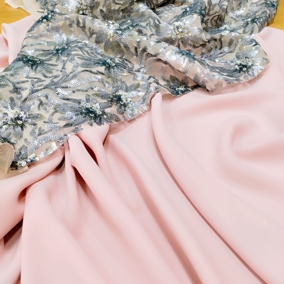 Tela de tul bordado con lentejuelas en tonos plata y oro