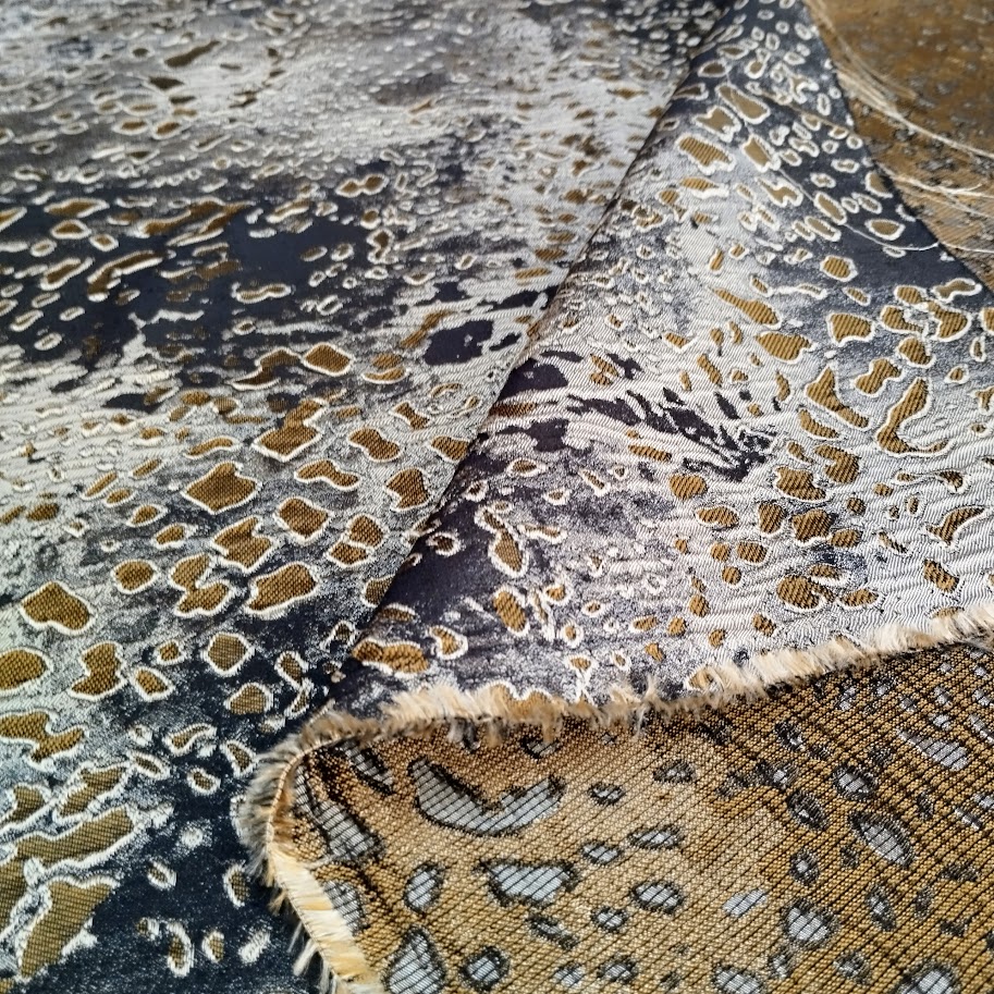 Tela de brocado de seda animal print, ideal para gala y celebración